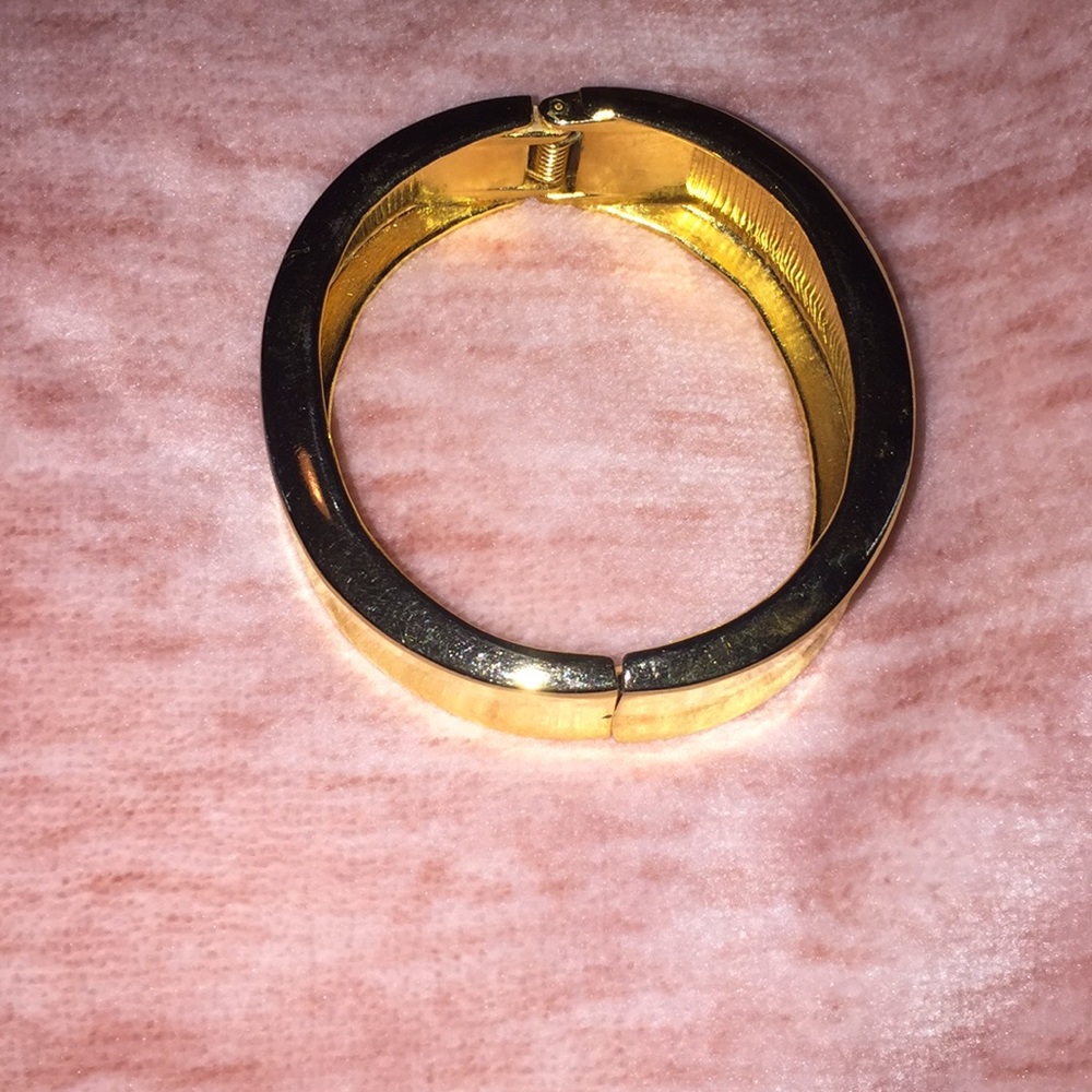 False gold bangle. - Picture 2 of 4